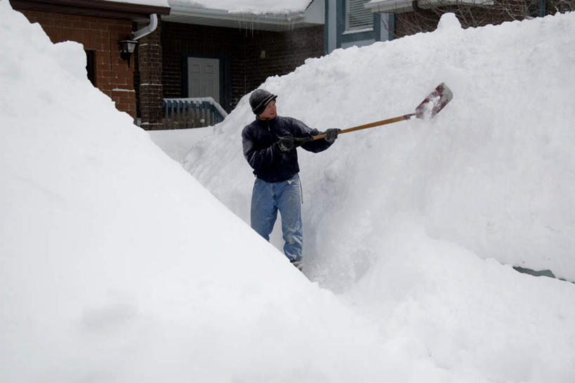 西方人,一个人,家,站,横图,室外,白天,正面,雪,大雪,别墅,欧洲,加拿大,欧洲人,仅一个男性,仅一个人,握,服装,铲子,房屋,屋子,积雪,雪景,冬季,冬天,公寓,首都,拿,拿着,休闲装,洋房,楼房,住宅,仅一个年轻男性,衣服,站着,休闲,休闲服,寒冷,握着,服饰,北美,北美洲,美洲,北亚美利加洲,亚美利加洲,严寒,渥太华,男人,男性,年轻男性,白种人,站立,彩图,全身,房子