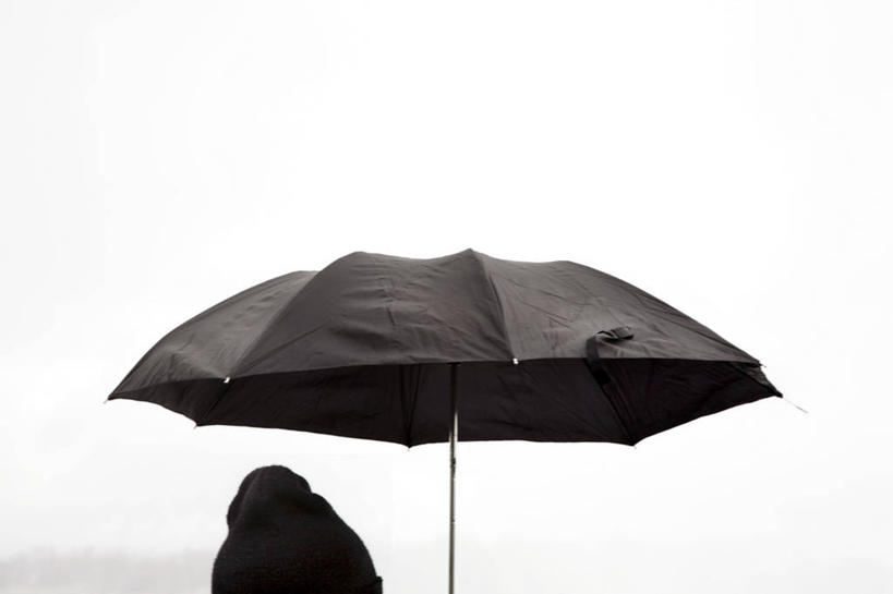 西方人,一个人,横图,室外,白天,雨,暴雨,大雨,帽子,欧洲,欧洲人,仅一个男性,仅一个人,一把,伞,雨伞,乌云,云,阴天,云朵,云彩,阳伞,仅一个年轻男性,背面,黑色,天空,天,细雨,昏暗,阴沉,编织帽,男人,男性,年轻男性,白种人,小雨,半身,彩图