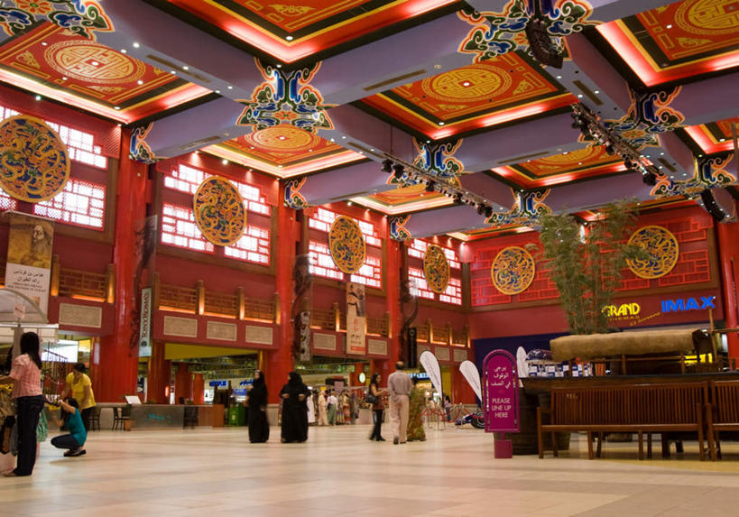 商店,走,横图,室内,白天,正面,购物,旅游,度假,消费,超市,建筑,雕塑,阿联酋,亚洲,服装,节日,朦胧,模糊,艺术,装饰,瓷砖,地砖,雕刻,雕像,瓦片,走道,走廊,过道,地面,许多人,瓦,注视,文化,娱乐,衣服,工艺品,观察,看,祈祷,一群人,享受,休闲,健康,放松,许愿,金融,百货,宗教,建造,服饰,信仰,观看,纪念,华丽,修饰,祈求,美术,点缀,察看,衣着,穿着,关注,主题,西亚,陈列,选购,贸易,百货公司,阿拉伯联合酋长国,迪拜,屋瓦,功能,美学,衬托,美观,雅致,雅观,血拼,衣饰,杜拜,平安,阿拉伯人,白种人,亚洲人,步行,散步,走路,半身,彩图,购物商场,购物中心,商业中心
