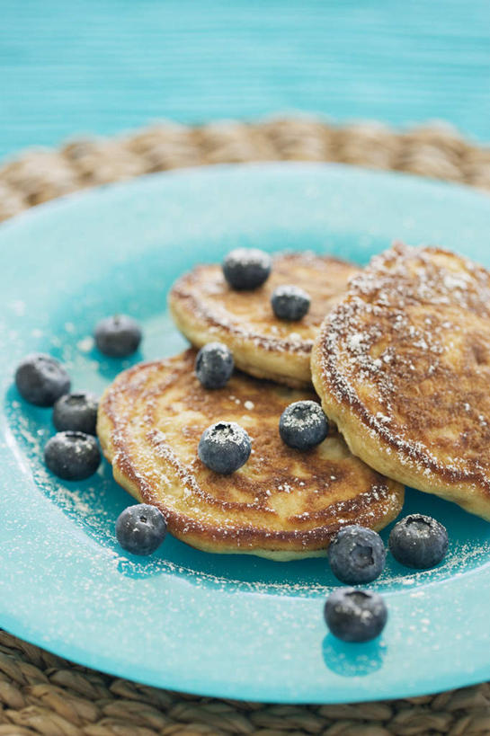 点心,无人,竖图,俯视,室内,特写,白天,浆果,蓝莓,餐具,水果,新鲜,碟子,盘,生食,食品,甜点,甜品,果实,食物,糕点,盘子,碟,甜食,有机食品,绿色食品,烤薄饼,山都柿,蓝浆果,蓝靛果,彩图,高角度拍摄