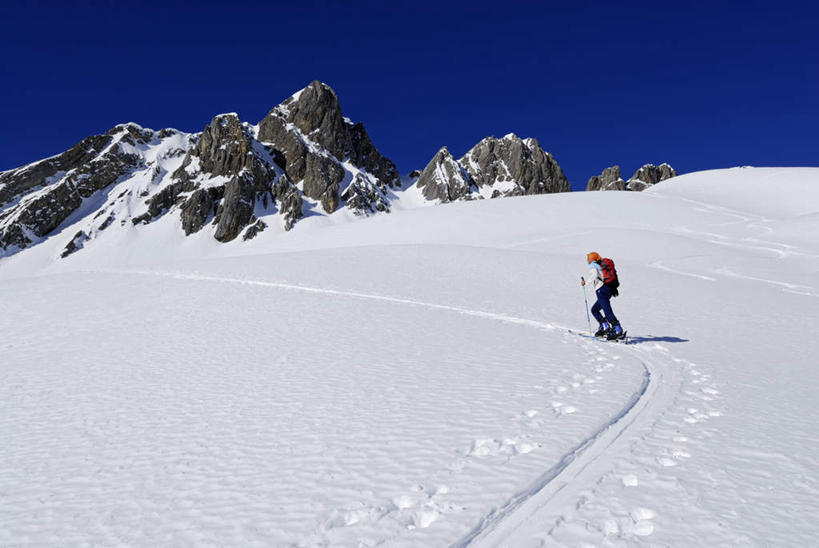 西方人,一个人,横图,室外,白天,侧面,运动服,旅游,度假,石头,美景,山,雪,雪山,大雪,欧洲,欧洲人,仅一个男性,仅一个人,阴影,服装,光线,滑雪,工具,器材,石子,影子,冰,积雪,景观,山峰,雪景,冬季,冬天,山峦,娱乐,运动器械,仅一个年轻男性,衣服,蓝色,蓝天,天空,阳光,自然,天,享受,休闲,器械,健身器械,景色,放松,寒冷,服饰,拐杖,滑雪杖,冰冷,衣着,穿着,划痕,自然风光,健身器材,滑雪装备,严寒,辅助设备,冰凉,酷寒,凛冽,凛凛,极冷,衣饰,男人,男性,年轻男性,白种人,石块,岩石,站立,彩图,全身,运动器材,运动装