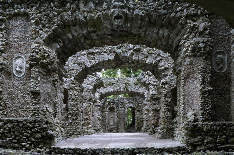 无人,横图,室外,白天,正面,旅游,度假,石头,美景,树林,植物,标志建筑,地标,建筑,雕塑,一排,阴影,艺术,整齐,装饰,光线,雕刻,雕像,人头,石子,影子,景观,云,云朵,建筑群,走道,走廊,过道,云彩,娱乐,建设,废墟,树,树木,排列,绿色,白色,白云,天空,阳光,自然,工艺品,天,享受,休闲,景色,放松,生长,晴朗,成长,纪念,美术,自然风光,主题,陈列,功能,美学,形象,石块,岩石,晴空,彩图