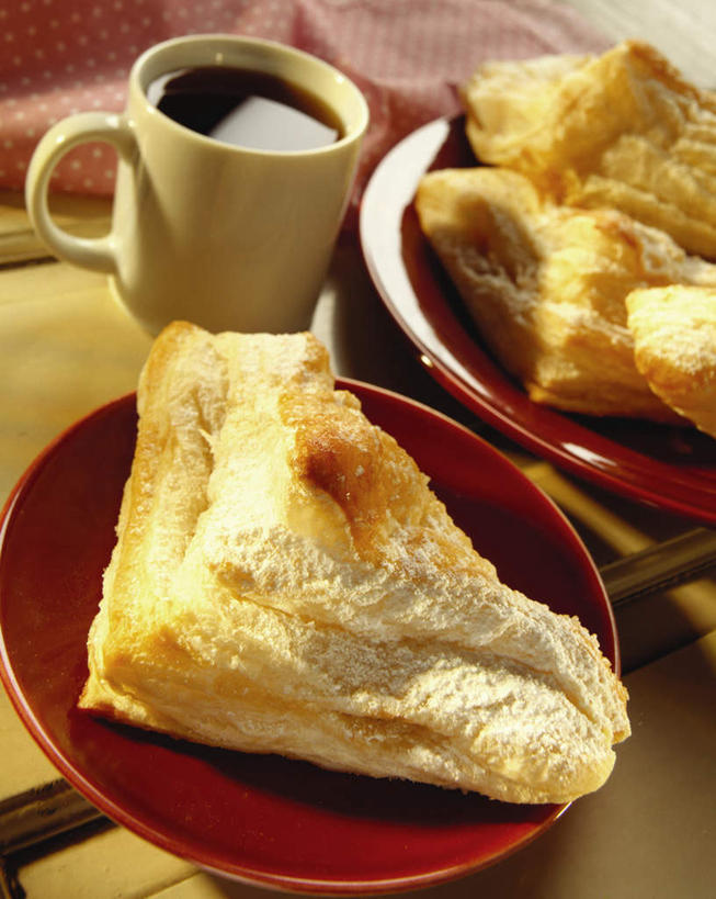 点心,无人,竖图,俯视,室内,特写,白天,幸福,餐桌,茶,桌子,苹果,杯子,餐具,水果,阴影,新鲜,光线,碟子,盘,影子,陶瓷,生食,茶叶,食品,甜点,甜品,果实,陶瓷制品,娱乐,食物,糕点,一个,盘子,餐巾,马克杯,水杯,碟,甜食,奶油,四个,享受,休闲,温馨,放松,乐趣,有机食品,绿色食品,单个,餐台,提神,乳制品,舒适,醒脑,烤薄饼,激凌,克林姆,淇淋,彩图,高角度拍摄