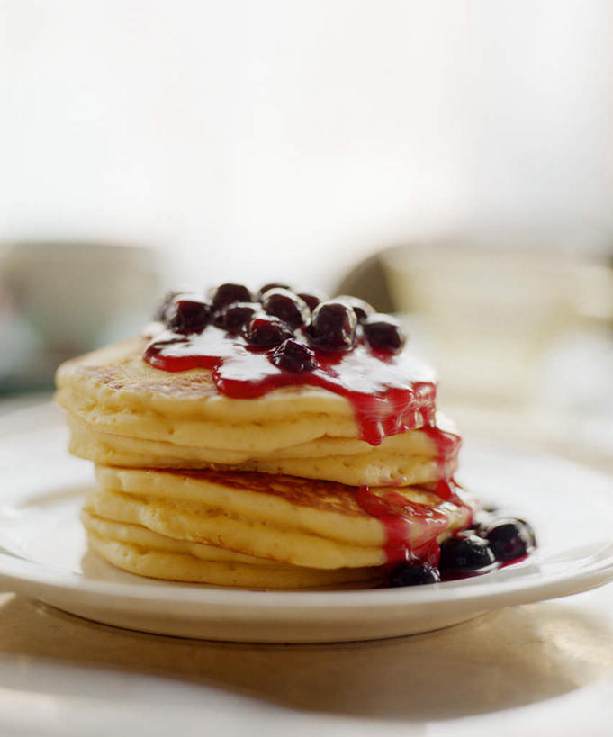 无人,竖图,俯视,室内,特写,白天,浆果,蓝莓,餐具,许多,阴影,堆积,朦胧,模糊,光线,碟子,盘,影子,调料,酱料,酱汁,佐料,调味品,很多,调味料,酱,盘子,碟,聚集,积累,烤薄饼,温普,牙疙瘩,越橘,聚积,沉积,堆集,山都柿,蓝浆果,蓝靛果,彩图,高角度拍摄