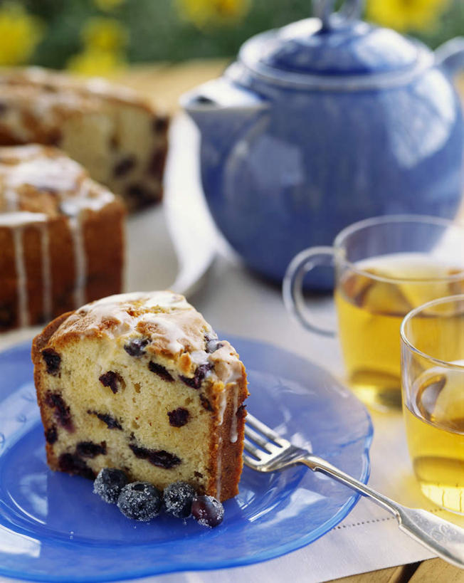 点心,无人,竖图,俯视,室内,特写,白天,下午茶,桌面,桌子,浆果,蓝莓,杯子,餐具,水果,金属制品,一块,许多,阴影,朦胧,模糊,新鲜,光线,金属,木制,叉子,碟子,壶,盘,影子,生食,食品,果实,很多,玻璃制品,水壶,食物,糕点,盘子,茶壶,木制品,容器,水杯,碟,有机食品,绿色食品,餐叉,温普,牙疙瘩,越橘,玻璃杯,进餐用具,山都柿,蓝浆果,蓝靛果,彩图,高角度拍摄,蛋糕