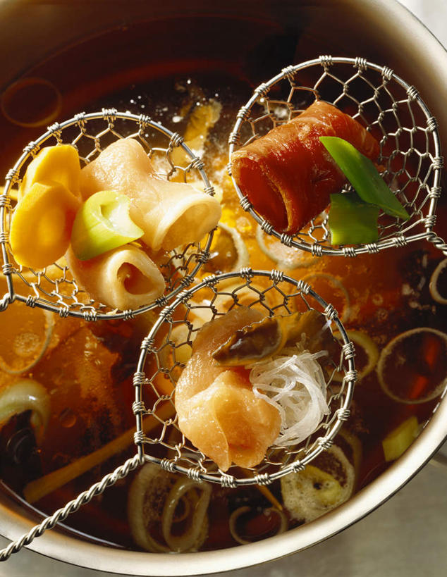 无人,竖图,俯视,室内,特写,白天,烹饪,中餐,桌面,桌子,蔬菜,厨具,叶子,金属制品,一堆,许多,阴影,堆积,朦胧,模糊,新鲜,反射,金属,木制,锅子,滤器,影子,勺子,肉,料理,食品,绿叶,锅,粉丝,火锅,菜肴,美食,肉类,食物,三个,一个,木制品,中式,嫩叶,佳肴,有机食品,绿色食品,单个,锅具,堆,肉食,漏勺,烹饪用具,暖锅,叶,叶片,烹调用具,烹调,彩图,高角度拍摄