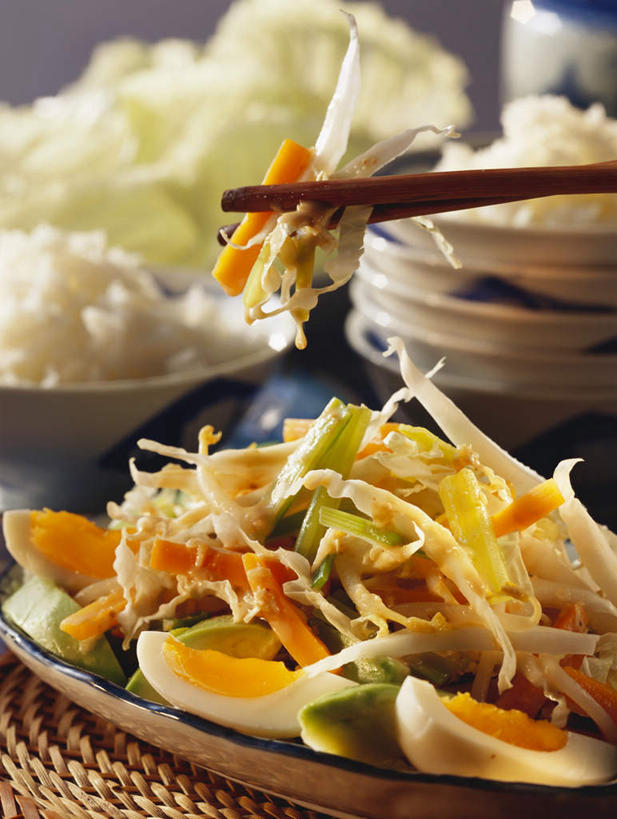 无人,竖图,俯视,室内,特写,白天,烹饪,筷子,桌面,桌子,萝卜,胡萝卜,芹菜,蔬菜,餐具,一双,许多,切开,阴影,新鲜,反射,木制,碟子,盘,影子,蛋,鸡蛋,料理,食品,很多,文化,传统,菜肴,美食,食物,盘子,木制品,碟,切,佳肴,有机食品,绿色食品,礼节,礼仪,剖面,切面,草鸡蛋,卵,印度菜,印度料理,进餐用具,药芹,水芹,红萝卜,旱芹,甘荀,彩图,高角度拍摄