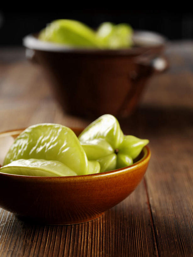 无人,竖图,俯视,室内,特写,白天,餐桌,桌子,水果,阴影,形状,朦胧,模糊,新鲜,光线,影子,陶瓷,星星,生食,食品,果实,陶瓷制品,食物,两个,绿色,容器,碗,杨桃,星形,有机食品,绿色食品,餐台,储藏,五敛子,三廉子,阳桃,洋桃,储存,五角形,形态,外形,五角星,彩图,高角度拍摄,贮存