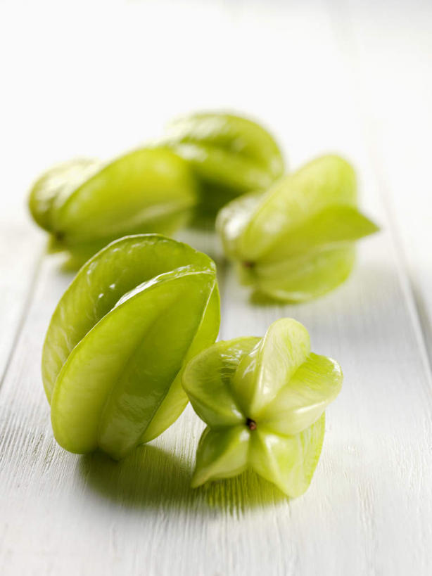 无人,竖图,俯视,室内,特写,白天,白色背景,餐桌,桌子,水果,五个,许多,阴影,形状,新鲜,光线,影子,星星,生食,食品,果实,食物,绿色,杨桃,星形,摄影,有机食品,绿色食品,影棚,餐台,五敛子,三廉子,阳桃,洋桃,五角形,形态,外形,五角星,彩图,高角度拍摄,影棚拍摄,拍摄