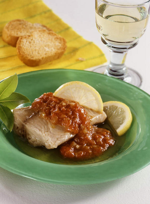 点心,面包,葡萄酒,无人,竖图,俯视,室内,特写,白天,白色背景,鲶鱼,柠檬,西红柿,杯子,餐具,水果,叶子,阴影,新鲜,装饰,光线,碟子,高脚杯,盘,影子,调料,酱料,酱汁,肉,生食,鱼肉,佐料,食品,面点,果实,绿叶,红酒杯,酒类,调味品,调味料,酱,肉类,玻璃制品,酒,食物,糕点,饮料,两个,一个,盘子,酒杯,碟,嫩叶,摄影,有机食品,绿色食品,影棚,单个,华丽,修饰,点缀,肉食,衬托,美观,雅致,雅观,叶,叶片,玻璃杯,益母果,柠果,番茄,彩图,高角度拍摄,影棚拍摄,拍摄