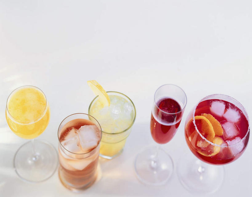 红酒,葡萄酒,无人,横图,俯视,室内,特写,白天,白色背景,奢侈,快乐,幸福,餐桌,茶,桌子,杯子,一排,许多,阴影,朦胧,模糊,整齐,光线,高脚杯,影子,冰,冰块,茶叶,红酒杯,很多,浪漫,娱乐,冷冻,玻璃制品,酒,饮料,排列,酒杯,香槟,鸡尾酒,享受,休闲,温馨,红葡萄酒,放松,寒冷,乐趣,诱惑,摄影,影棚,冷藏,餐台,冰冷,提神,舒适,队列,醒脑,贝利尼鸡尾酒,贝里尼鸡尾酒,气泡酒,起泡酒,汽酒,保鲜,玻璃杯,彩图,高角度拍摄,影棚拍摄,高兴,欢笑,拍摄