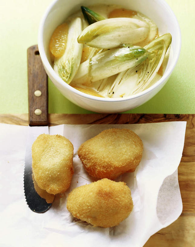 海鲜,无人,竖图,俯视,室内,特写,白天,餐桌,桌子,蔬菜,贝壳,餐具,阴影,朦胧,模糊,新鲜,光线,工具,影子,陶瓷,大白菜,菊苣,生食,蔬菜沙拉,沙拉,食品,药草,刀具,陶瓷制品,色拉,白菜,水产,沙律,海洋生物,食物,两个,三个,容器,碗,刀,有机食品,绿色食品,餐台,色拉酱,储藏,储存,水生动物,餐刀,海产品,千岛酱,贻贝,药材,水生物,海底动物,海虹,淡菜,壳菜,青口,胶菜,镳菜,彩图,高角度拍摄,贮存
