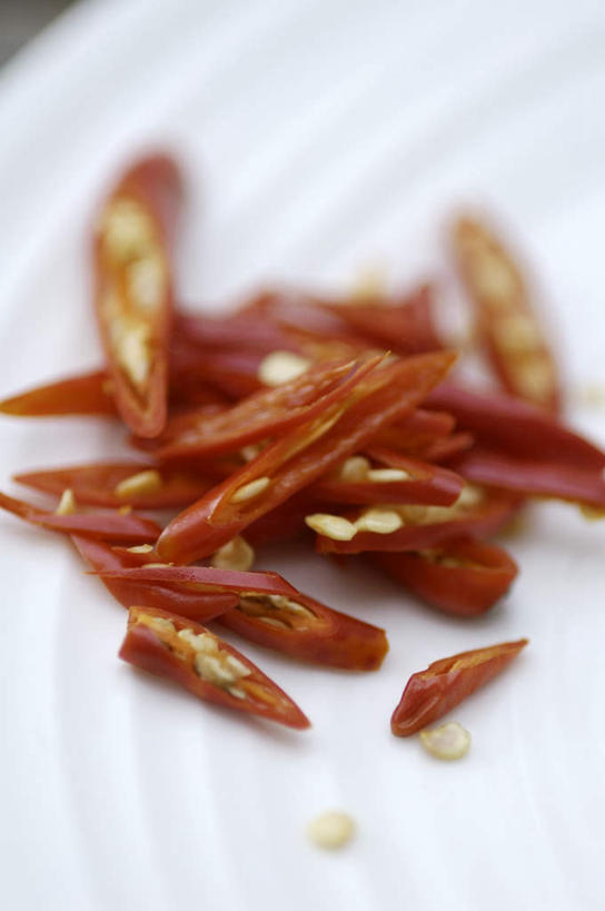 无人,竖图,俯视,室内,特写,白天,辣椒,蔬菜,餐具,许多,阴影,朦胧,模糊,新鲜,光线,碟子,盘,影子,食品,很多,食物,红色,盘子,碟,有机食品,绿色食品,辣角,红海椒,大椒,辣虎,广椒,辣子,红辣椒,海椒,番椒,彩图,高角度拍摄