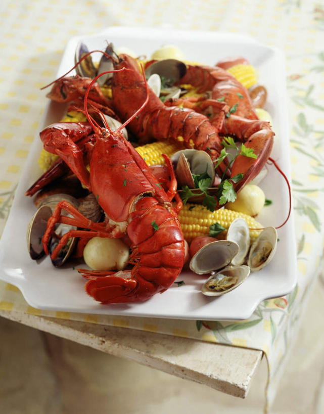 海鲜,龙虾,无人,竖图,俯视,室内,特写,白天,玉米,餐桌,桌子,蔬菜,贝壳,餐具,叶子,阴影,新鲜,光线,棒子,布料,碟子,盘,影子,香菜,玉蜀黍,虾,食品,绿叶,布纹,水产,海洋生物,桌布,食物,三个,一个,红色,盘子,餐巾,碟,台布,嫩叶,有机食品,绿色食品,单个,餐台,苞米,水生动物,海产品,贻贝,苞芦,水生物,海底动物,胡菜,香荽,原荽,园荽,芫荽,苞谷,包谷,大蜀黍,番麦,薏米包,玉高粱,玉麦,珍珠米,海虹,淡菜,壳菜,青口,胡荽,莞荽,芫茜,芫蓿,莚葛草,莚荽菜,叶,叶片,彩图,高角度拍摄