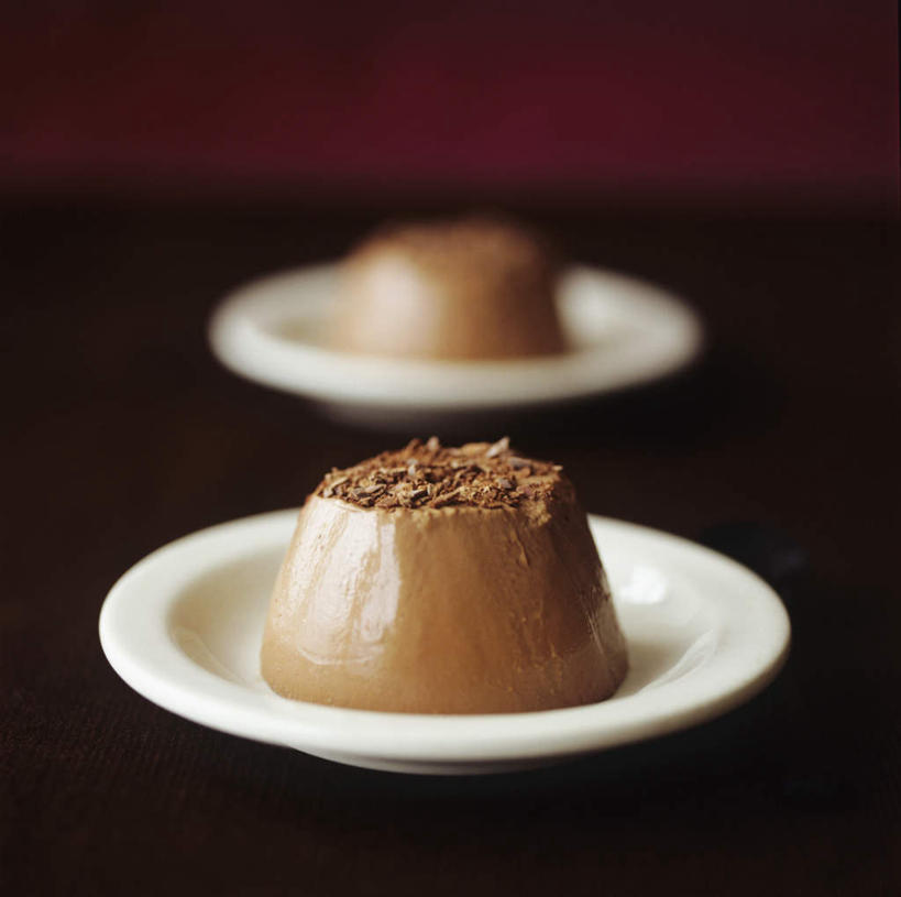 点心,无人,横图,俯视,室内,特写,白天,餐桌,桌子,餐具,两块,阴影,朦胧,模糊,光线,碟子,盘,影子,墙,食品,坚果,甜点,甜品,果实,慕斯蛋糕,墙壁,墙面,食物,两个,红色,白色,盘子,碟,甜食,干果,零食,餐台,慕斯,彩图,高角度拍摄