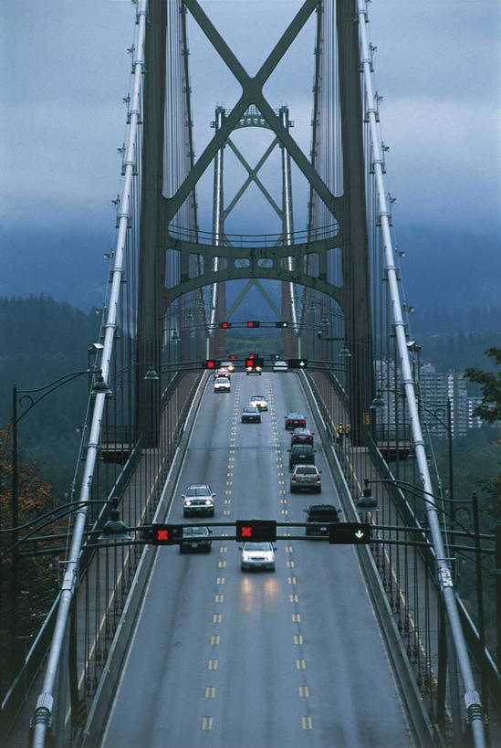 无人,竖图,俯视,室外,白天,安全,山,城市,建筑,路,汽车,加拿大,路标,云,红绿灯,桥,机动车,信号灯,交通,联系,图像,车,天空,交通工具,概念,警示,工业,运输,摄影,吊桥,工程,人造,北美,都市风光,提示,载具,主题,美洲,自然现象,流通,视角,地貌,交通信号灯,行人信号灯,构图,温哥华,大不列颠哥伦比亚,狮门桥,彩图,高角度拍摄,旅行,时空