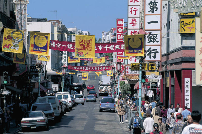 横图,室外,白天,通讯,城市,道路,建筑,街道,路,公路,汽车,旗帜,美国,吊挂,悬挂,朦胧,模糊,标语,牌子,唐人街,交通,许多人,挂,招牌,广告,车,交通工具,一群人,运输,摄影,北美,加利福尼亚,载具,交通标志,万里无云,马路,彩图,旅行,店标