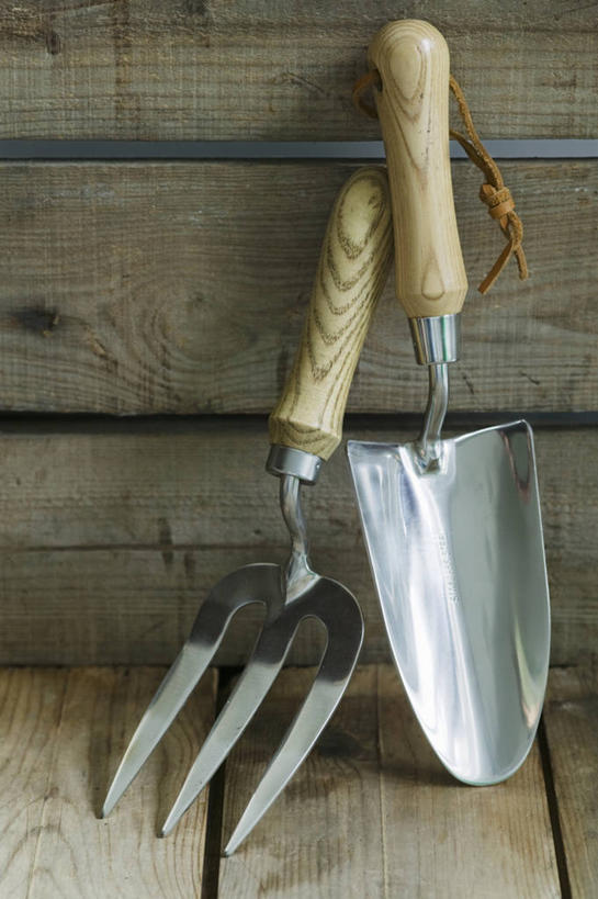 无人,竖图,特写,白天,留白,静物,金属制品,光线,金属,木制,铲子,工具,园艺,光芒,设备,现代,物品,排列,两个,把手,摄影,泥刀,耙子,农具,手工具,耕具,彩图,全画面,全框架,全帧,手铲,全画幅