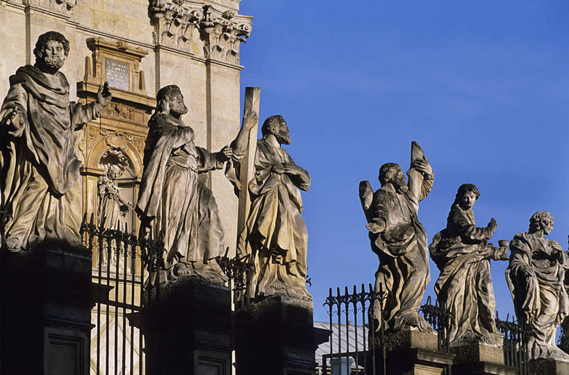 西方人,无人,教堂,站,横图,室外,白天,仰视,民族服装,旅游,度假,名胜古迹,标志建筑,地标,建筑,雕塑,欧洲,波兰,欧洲人,一排,许多,握,阴影,服装,节日,遗迹,艺术,整齐,装饰,光线,雕刻,雕像,影子,很多,许多人,拿,拿着,古迹,文化,文物,娱乐,建设,古建筑,石雕,排列,衣服,蓝色,蓝天,天空,阳光,工艺品,天,祈祷,站着,一群人,享受,休闲,健康,旅游胜地,放松,握着,许愿,宗教,服饰,信仰,晴朗,纪念,祈求,美术,基督教,衣着,穿着,队列,天主教,主题,陈列,信念,古文明,中欧,万里无云,功能,美学,衣饰,波兰共和国,克拉科夫,克拉科夫省,平安,男人,男性,年轻男性,白种人,晴空,晴空万里,站立,半身,彩图,低角度拍摄,传统服装,民俗服,大教堂,礼拜堂,克拉科夫老城