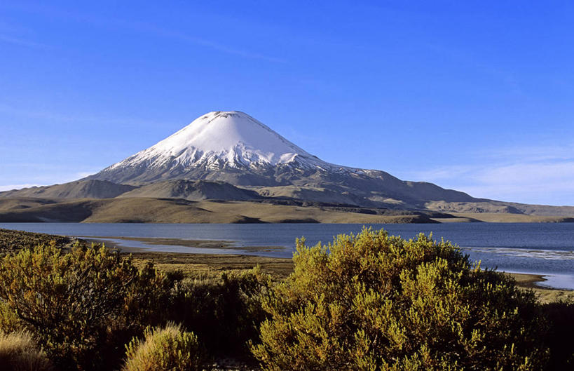 无人,公园,横图,室外,白天,正面,旅游,度假,湖,湖泊,美景,山,树林,水,雪,雪山,植物,大雪,智利,阴影,光线,影子,冰,湖面,积雪,景观,山峰,水流,水面,雪景,云,云朵,冬季,冬天,山峦,云彩,娱乐,树,树木,蓝色,绿色,白云,蓝天,天空,阳光,自然,湖水,天,享受,休闲,景色,南美,放松,寒冷,生长,晴朗,成长,冰冷,南美洲,国家公园,拉丁美洲,自然风光,美洲,亚美利加洲,严寒,南亚美利加洲,智利共和国,冰凉,酷寒,凛冽,凛凛,极冷,晴空,彩图,阿里卡和帕里纳科塔大区,劳卡国家公园,帕里纳科塔火山,琼加拉湖