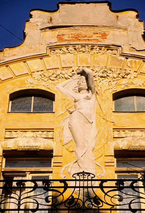 无人,家,栏杆,露台,竖图,室外,白天,仰视,度假,美景,窗户,阳台,城市风光,城市,雕塑,欧洲,捷克,阴影,艺术,装饰,光线,雕刻,雕像,影子,房屋,墙,屋子,景观,云,云朵,围栏,云彩,娱乐,护栏,楼房,玻璃窗,墙壁,墙面,住宅,蓝色,灰色,白云,蓝天,天空,阳光,工艺品,天,享受,休闲,景色,放松,晴朗,纪念,美术,主题,陈列,中欧,捷克共和国,功能,美学,波西米亚,晴空,彩图,低角度拍摄,房子,露天阳台,卡罗维发利州,玛丽安巴德,玛丽亚温泉市