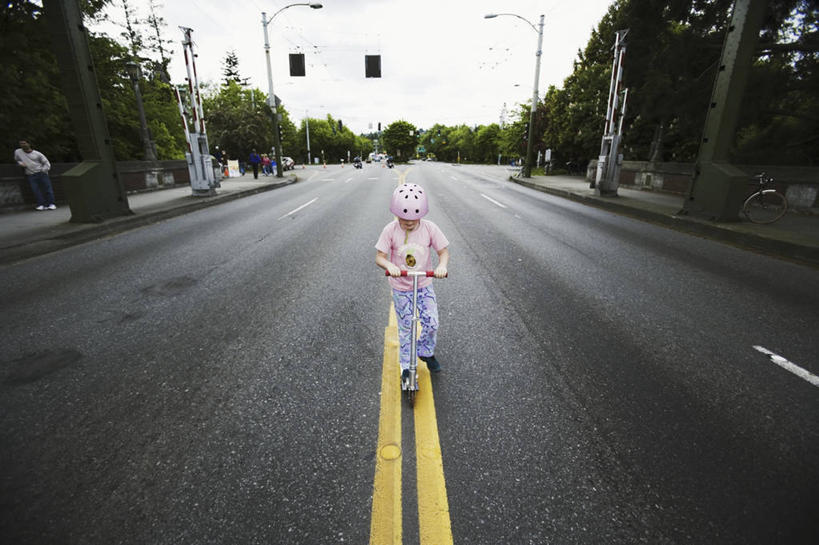 西方人,儿童,一个人,站,横图,室外,白天,正面,纯洁,植物,道路,路,路灯,公路,帽子,照明,欧洲,欧洲人,仅一个女性,仅一个人,一排,服装,整齐,并列,并排,头盔,灯光,分界线,停车线,交通,注视,休闲装,灯,树,树木,排列,小孩,衣服,绿色,自然,安全帽,扶,观察,看,站着,仅一个小孩,休闲,休闲服,可爱,童年,童趣,服饰,生长,成长,观看,车行道,车行道分界线,照亮,察看,扶着,照明设备,队列,关注,标线,平行,童真,烂漫,无邪,车行线,天真,女孩,女人,女性,白种人,孩子,马路,站立,彩图,全身,女生