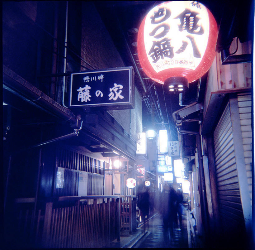 方图,室外,夜晚,夜生活,城市,道路,街道,路,公路,日本,行人,吊挂,悬挂,日本文化,日文,古城,交通,挂,摄影,京都府,照亮,京都市,马路,步行,彩图