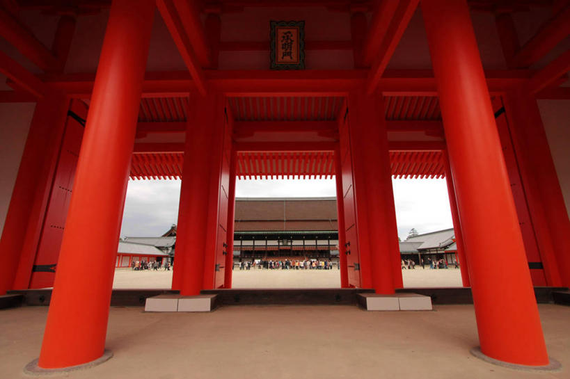 横图,室外,白天,旅游,建筑,日本,行人,游客,游人,日本文化,柱子,大门,许多人,路人,旅客,红色,天空,一群人,摄影,京都府,京都市,过客,彩图