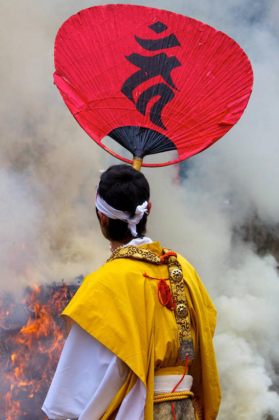 成年人,一个人,竖图,室外,白天,火,日本,仅一个男性,仅一个人,庆祝,日本文化,标志,文字,字符,字母,热,拿着,标识,仅一个年轻男性,烟,摄影,岐阜县,男人,男性,年轻男性,年轻人,半身,彩图,传统服装,传统文化,传统节日