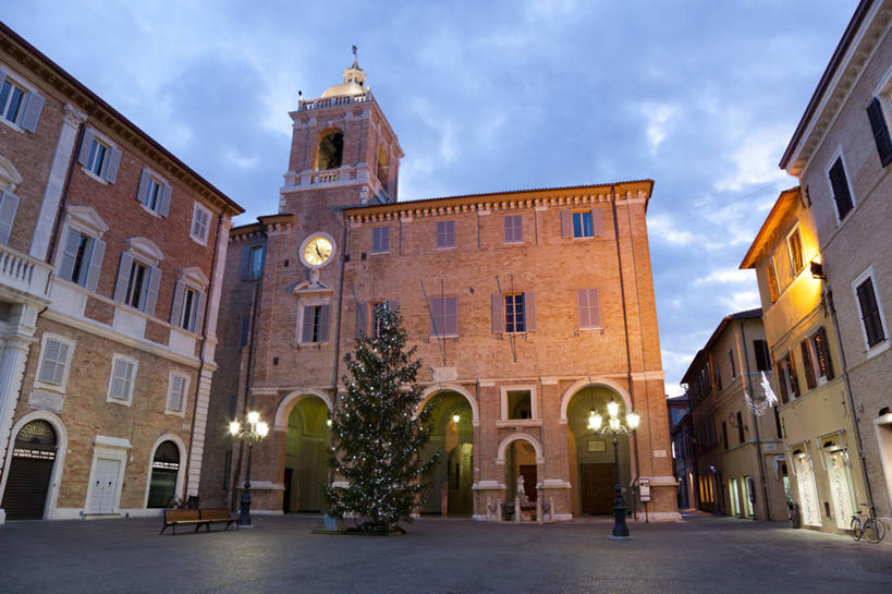 无人,广场,横图,室外,城市,建筑,路灯,意大利,圣诞节,庆祝,花环,云,圣诞树,首都,历史,树,天空,黄昏,地标建筑,摄影,照亮,意大利文化,安科纳,彩图