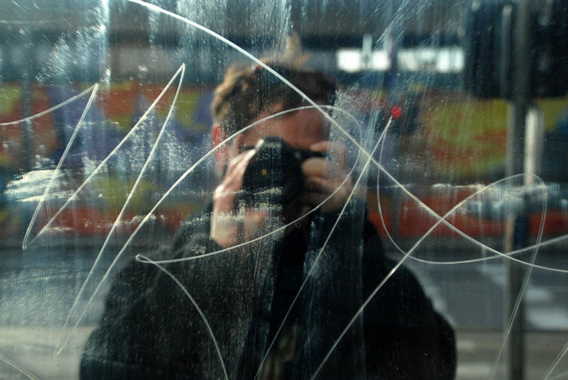 西方人,成年人,中年人,老年人,脸,头,脸颊,一个人,站,横图,室内,白天,正面,技术,窗户,落地窗,橱窗,欧洲,克罗地亚,欧洲人,仅一个男性,仅一个人,仅一个中年男性,透明,首都,拿着,注视,休闲装,破坏,破损,肩膀,玻璃窗,拍照,衣服,观察,看,摄影,观看,损坏,察看,专心,关注,划痕,巴尔干,玻璃橱窗,恶作剧,萨格勒布,男人,男性,中年男性,白种人,头部,脸部,脸蛋,面部,好奇心