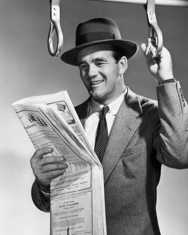 西方人,成年人,中年人,老年人,一个人,商务人士,商务男性,微笑,竖图,黑白,室内,特写,衬衫,商务,幸福,火车,报纸,帽子,欧洲,欧洲人,仅一个男性,仅一个人,仅一个中年男性,套装,领带,公共交通,拿着,注视,把手,观察,看,读书,运输,摄影,生活方式,观看,活动,支撑,察看,握柄,关注,商务装,工薪阶层,老年男性,男人,男性,中年男性,白种人,白领,上班族,休闲活动,半身,衬衣,例行公事,传媒