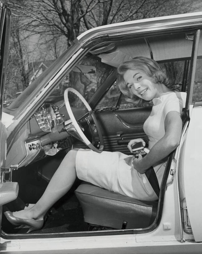 西方人,成年人,头发,一个人,坐,微笑,竖图,室外,白天,高跟鞋,建筑,汽车,欧洲,欧洲人,仅一个年轻女性,仅一个女性,仅一个人,捆扎,房屋,陆地,古典,联系,休闲装,腰带,车,树,安全带,交通工具,轿车,运输,摄影,建造,保护,矮,扣,住房,载具,肖像,老爷车,车座,年轻女性,女人,女性,白种人,年轻人,彩图,旅行,短发,对焦