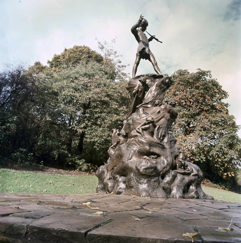 无人,站,举,竖图,插画,室外,白天,仰视,数码,科技,雕塑,日光,表演,阴影,艺术,装饰,网络,标志,雕刻,雕像,符号,管乐器,首都,高光,几何,计算机图形,合成,图画,拿着,休闲装,标识,画,树,工艺品,托,放松,纪念,美术,电脑合成图,数码合成图,长笛,合成图,文学,主题,手艺,漫画,陈列,写实,具体,具象,功能,美学,性别符号,美术工艺,举起,举手,举着,向上举,向上伸,向上托,彩图,低角度拍摄,男性符号,拉斐尔前派