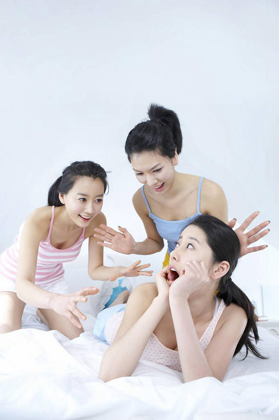 东方人,三个人,伙伴,朋友,坐,笑,大笑,竖图,室内,白天,正面,兴奋,友谊,床,卧室,吊带,亚洲,撑,服装,双人床,床单,托腮,注视,吊带衫,黄种人,被子,衣服,观察,看,趴着,托,张嘴,服饰,观看,察看,被单,衣着,穿着,关注,托下巴,张大嘴巴,哈哈大笑,衣饰,双手托腮,友情,年轻女性,女人,女性,亚洲人,张开嘴,趴,抬头,仰头,坐着,半身,彩图,高兴,狂笑,睡房,卧房