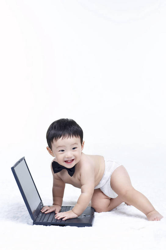 东方人,婴儿,儿童,一个人,笑,微笑,露齿笑,竖图,室内,白天,白色背景,正面,纯洁,电脑,笔记本电脑,亚洲,仅一个人,敲打,阴影,反射,网络,领结,影子,扭头,注视,黄种人,输入,通讯设备,裸露,尿布,纸尿裤,尿不湿,小孩,打字,观察,看,趴着,转头,可爱,摄影,活泼,影棚,观看,点击,一台,敲击,察看,无线,象征,庄重,纸尿布,关注,宝宝,裸,通信设备,身份,无线网络,无线上网,便携式电脑,纯真,烂漫,无邪,纸尿片,正式,地位,伶俐,天真,按键,手提电脑,亚洲人,孩子,趴,彩图,全身,影棚拍摄,拍摄