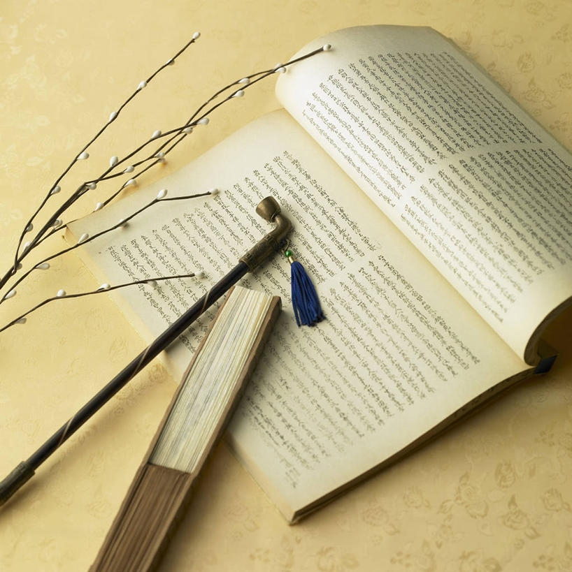 无人,竖图,俯视,室内,特写,白天,桌面,桌子,静物,书籍,一本,阴影,反射,扇子,影子,折扇,纸扇,枝条,清凉,凉爽,文化,树枝,一个,书本,打开,翻开,享受,烟,摄影,烟斗,影棚,单个,撒扇,虬枝,枝杈,淡定,掀开,从容,书,图书,烟草,彩图,高角度拍摄,影棚拍摄,拍摄,传统文化