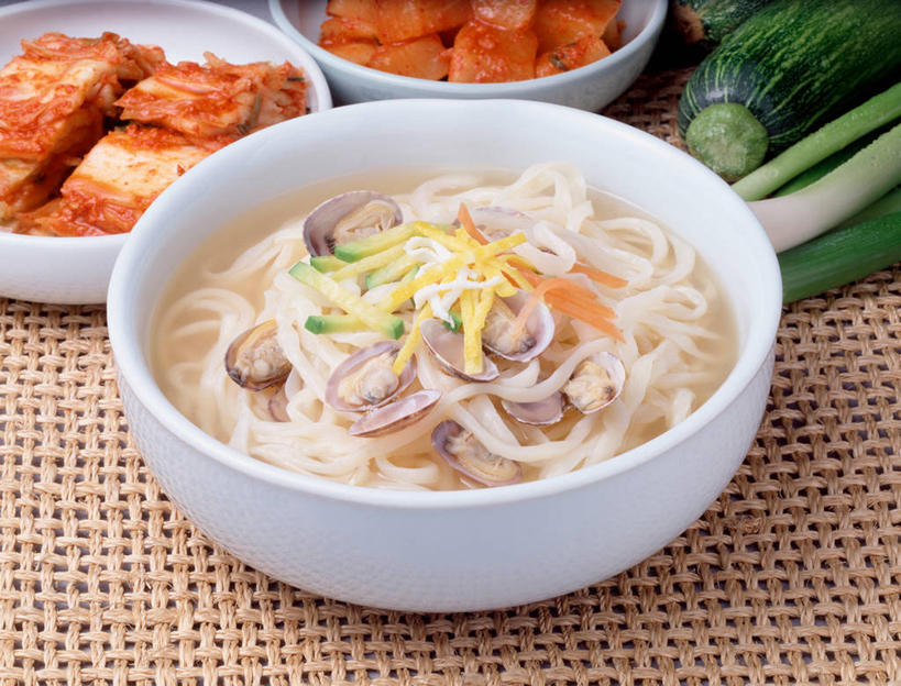 海鲜,面食,面条,无人,横图,俯视,室内,特写,白天,烹饪,餐桌,桌子,蔬菜,贝壳,一堆,阴影,堆叠,堆积,朦胧,模糊,新鲜,反射,纹路,布料,纹理,影子,陶瓷,大白菜,面,汤,料理,食品,陶瓷制品,韩式,布纹,白菜,水产,菜肴,美食,海洋生物,桌布,食物,三个,白色,餐巾,容器,台布,碗,佳肴,有机食品,绿色食品,餐台,储藏,堆,储存,水生动物,海产品,贻贝,韩国料理,水生物,海底动物,韩国菜,韩式料理,结球白菜,肌理,海虹,淡菜,壳菜,青口,胶菜,餐桌布,彩图,高角度拍摄,黄芽白,贮存