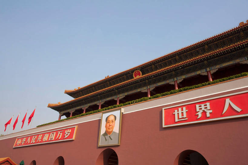 东方人,一个人,无人,天安门,宫殿,横图,室外,白天,仰视,旅游,度假,标志建筑,地标,建筑,相框,北京,天安门广场,中国,亚洲,仅一个男性,仅一个人,仅一个中年男性,一排,许多,整齐,毛泽东,标志,瓦片,文字,字符,墙,屋顶,屋檐,乌云,云,阴天,云朵,首都,很多,云彩,顶棚,注视,黄种人,娱乐,标识,建设,檐,墙壁,墙面,排列,一个,红色,天空,天,观察,看,享受,休闲,汉字,旅游胜地,放松,主席,单个,观看,察看,领导,宫廷,昏暗,阴沉,队列,关注,中文,毛主席,东亚,中华人民共和国,东城区,北京市,京,北平,华北地区,国文,华文,天安门城楼,王宫,二十八画生,润之,诗人,石三伢子,咏芝,革命家,理论家,首脑,战略家,男人,男性,中年男性,亚洲人,半身,彩图,低角度拍摄,皇宫,承天门