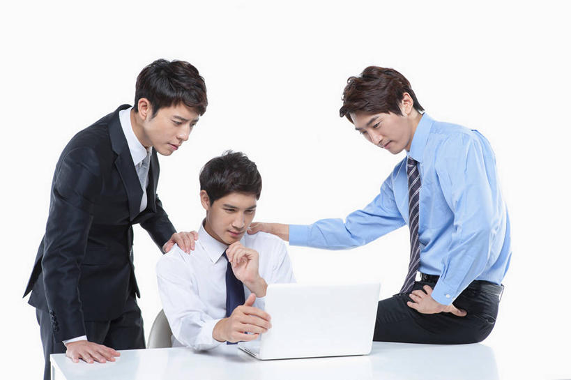 东方人,三个人,同事,商务人士,商务男性,办公室,站,坐,横图,室内,白天,正面,衬衫,成功,合作,团队,集体,信心,电脑,笔记本电脑,家具,桌子,亚洲,撑,弯腰,阴影,套装,反射,网络,影子,办公桌,领带,托腮,注视,黄种人,通讯设备,队伍,低头,观察,看,托,站着,观看,一台,察看,无线,领导,撑着,象征,庄重,成就,关注,托下巴,通信设备,商务装,身份,无线网络,合伙,领袖,无线上网,便携式电脑,工薪阶层,办公家具,弯身,正式,地位,垂头,单手托腮,手提电脑,男人,男性,年轻男性,亚洲人,白领,上班族,站立,坐着,半身,彩图,衬衣