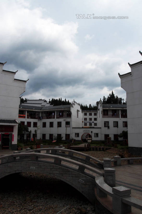 无人,家,竖图,室外,白天,仰视,旅游,度假,河流,石头,美景,水,别墅,路灯,照明,井冈山,中国,对联,亚洲,阴影,光线,石子,影子,房屋,屋子,河水,景观,水流,云,云朵,公寓,桥,灯光,地面,云彩,娱乐,江西,石桥,洋房,楼房,拱桥,住宅,栈桥,灯,蓝色,白云,蓝天,天空,阳光,自然,天,享受,休闲,景色,放松,拱形,晴朗,人行桥,石拱桥,照亮,照明设备,自然风光,东亚,江西省,中华人民共和国,华东地区,赣,革命,吉安,吉安市,革命根据地,石块,晴空,彩图,低角度拍摄,房子,bjzqp1