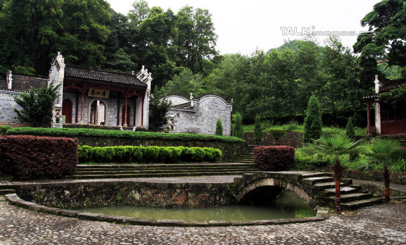 无人,家,横图,室外,白天,仰视,旅游,度假,河流,石头,美景,山,树林,水,植物,楼梯,哺乳动物,野生动物,狮子,雕塑,井冈山,中国,亚洲,许多,古老,艺术,装饰,标志,雕刻,雕像,牌匾,石子,文字,字符,房屋,阶梯,墙,屋子,河水,景观,山峰,水流,围墙,桥,地面,山峦,娱乐,标识,江西,石桥,楼房,石雕,拱桥,墙壁,墙面,台阶,住宅,栈桥,树,树木,蓝色,绿色,蓝天,天空,自然,动物,工艺品,天,享受,休闲,汉字,景色,放松,拱形,生长,晴朗,成长,纪念,人行桥,石拱桥,美术,中文,自然风光,主题,凶猛,陈列,东亚,江西省,万里无云,中华人民共和国,华东地区,功能,美学,国文,华文,赣,革命,吉安,吉安市,革命根据地,残暴,凶残,石块,晴空,晴空万里,彩图,低角度拍摄,房子,bjzqp1