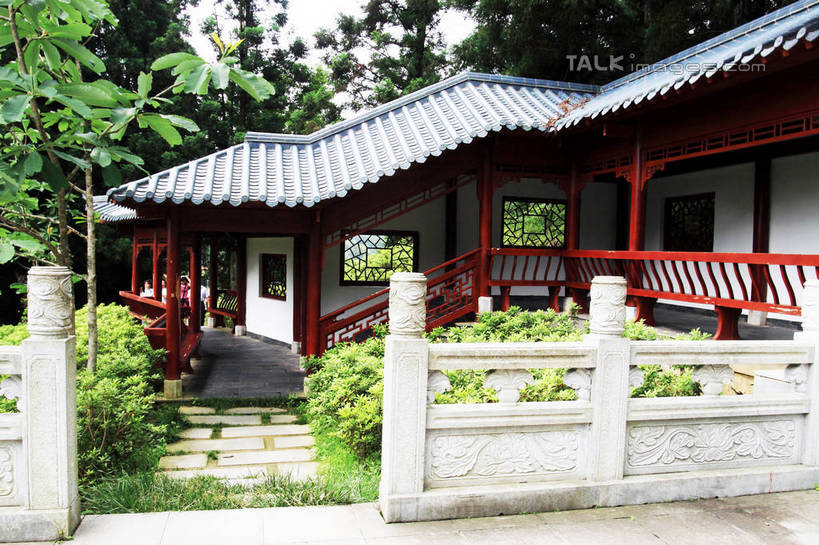 无人,家,栏杆,横图,俯视,室外,白天,旅游,度假,草地,草坪,美景,树林,植物,道路,路,井冈山,中国,亚洲,许多,阴影,古老,光线,瓦片,影子,房屋,屋檐,屋子,景观,围栏,小路,地面,交通,娱乐,江西,护栏,楼房,檐,住宅,草,树,树木,蓝色,绿色,蓝天,天空,阳光,自然,天,享受,休闲,景色,放松,生长,晴朗,成长,自然风光,东亚,江西省,万里无云,中华人民共和国,华东地区,赣,革命,吉安,吉安市,革命根据地,晴空,晴空万里,彩图,高角度拍摄,房子,bjzqp1