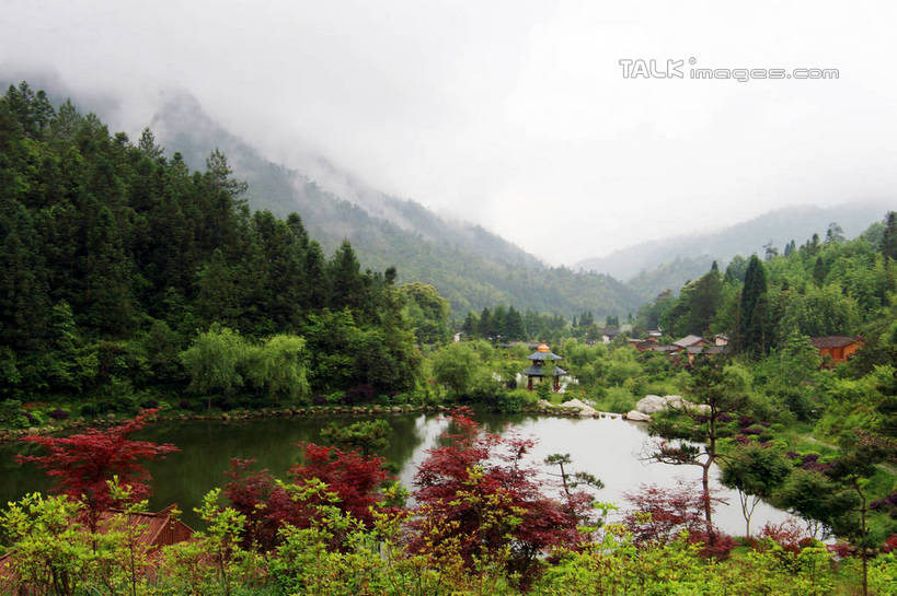 无人,横图,俯视,室外,白天,旅游,度假,草地,草坪,河流,石头,美景,山,树林,水,植物,雾,叶子,井冈山,中国,亚洲,许多,阴影,朦胧,模糊,光线,石子,影子,亭子,河水,景观,山峰,水流,云,云朵,枫叶,枯叶,落叶,山峦,云彩,娱乐,江西,草,树,树木,黄色,红色,蓝色,绿色,白云,蓝天,天空,阳光,自然,凉亭,天,享受,休闲,景色,放松,生长,晴朗,成长,枫树叶,迷雾,自然风光,东亚,江西省,中华人民共和国,华东地区,赣,革命,吉安,吉安市,革命根据地,叶,叶片,石块,岩石,大雾,晴空,彩图,高角度拍摄,bjzqp1