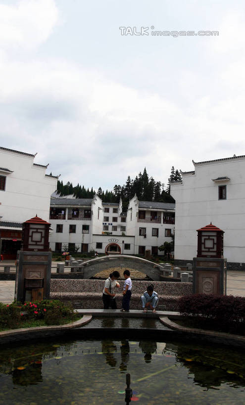 东方人,儿童,三个人,家庭,母亲,儿子,家,站,蹲,竖图,室外,白天,正面,旅游,度假,游戏,纯洁,河流,石头,美景,树林,水,植物,井冈山,中国,亚洲,许多,石子,柱子,房屋,屋子,河水,景观,水流,桥,玩,注视,黄种人,娱乐,江西,石桥,楼房,拱桥,住宅,栈桥,树,树木,小孩,蓝色,绿色,蓝天,天空,自然,天,观察,看,站着,享受,休闲,温暖,温馨,母子,一家人,景色,放松,可爱,母爱,童年,童趣,拱形,生长,晴朗,成长,观看,活动,人行桥,石拱桥,和睦,察看,发泄,关注,消遣,智力,自然风光,童真,东亚,烂漫,无邪,江西省,万里无云,中华人民共和国,华东地区,宣泄,赣,革命,吉安,吉安市,革命根据地,天真,男孩,年轻女性,女人,女性,亚洲人,孩子,年轻人,石块,晴空,晴空万里,蹲着,玩耍,嬉戏,站立,彩图,全身,房子,融洽,男生,bjzqp1