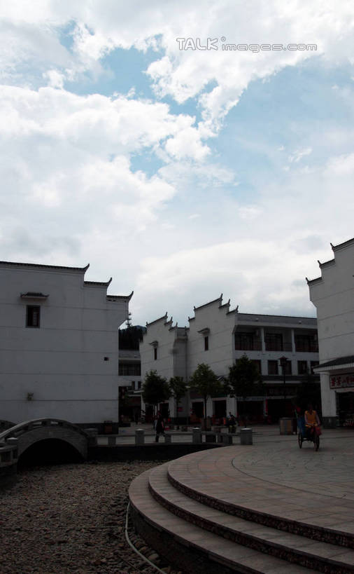 东方人,一个人,家,坐,竖图,室外,白天,正面,旅游,度假,石头,美景,树林,植物,井冈山,中国,亚洲,仅一个男性,仅一个人,许多,石子,房屋,屋子,景观,云,云朵,桥,云彩,黄种人,娱乐,江西,石桥,楼房,拱桥,住宅,栈桥,树,树木,仅一个年轻男性,骑,蓝色,绿色,白云,蓝天,天空,自然,天,享受,休闲,景色,放松,拱形,生长,晴朗,成长,人行桥,石拱桥,自然风光,东亚,江西省,中华人民共和国,华东地区,赣,革命,吉安,吉安市,革命根据地,男人,男性,年轻男性,亚洲人,石块,晴空,坐着,彩图,全身,房子,bjzqp1