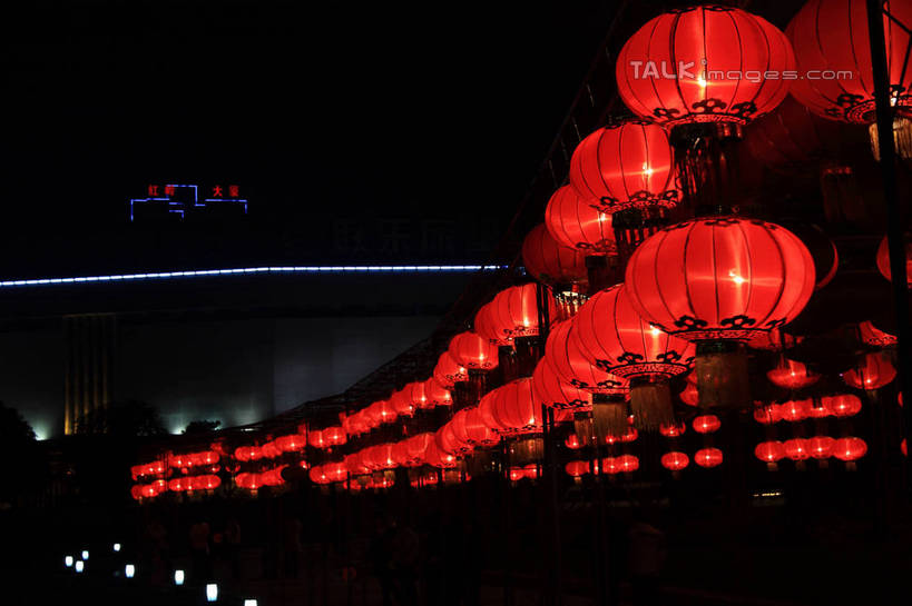 东方人,高楼大厦,横图,室外,夜晚,正面,大厦,道路,建筑,街道,路,摩天大楼,公路,照明,亚洲,一排,许多,游客,游人,吊挂,悬挂,阴影,整齐,光线,灯笼,影子,交通,许多人,挂,黄种人,排列,红色,灯具,一群人,照亮,照明设备,队列,男人,男性,年轻男性,年轻女性,女人,女性,亚洲人,马路,半身,彩图,大楼,高层建筑,高楼,摩天楼,bjzqp1