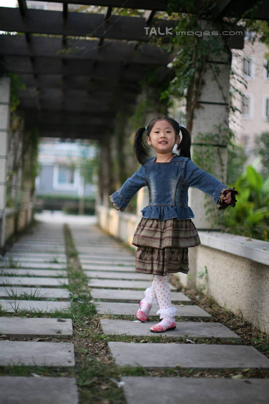 东方人,儿童,一个人,高楼大厦,栏杆,走,伸展双臂,笑,微笑,露齿笑,竖图,室外,白天,正面,纯洁,草地,草坪,植物,大厦,道路,建筑,路,摩天大楼,亚洲,仅一个女性,仅一个人,朦胧,模糊,石板,围栏,小路,交通,黄种人,护栏,草,树,树木,小孩,绿色,自然,藤蔓,仅一个小孩,可爱,童年,童趣,生长,成长,童真,烂漫,无邪,藤蔓植物,天真,女孩,女人,女性,亚洲人,孩子,步行,敞开双臂,散步,伸开双臂,展开双肩,张开手臂,张开双臂,走路,彩图,全身,大楼,高层建筑,高楼,摩天楼,女生,hascy1