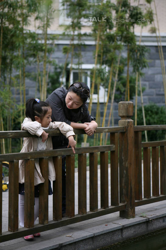 东方人,儿童,两个人,家庭,母亲,女儿,高楼大厦,栏杆,站,笑,微笑,竖图,室外,白天,正面,纯洁,草地,草坪,植物,大厦,建筑,摩天大楼,亚洲,指,服装,墨镜,眼镜,围栏,风衣,注视,休闲装,黄种人,方向,护栏,草,树,树木,小孩,衣服,绿色,白色,灰色,自然,太阳镜,太阳眼镜,观察,看,手势,站着,休闲,温暖,温馨,母女,一家人,休闲服,遮阳镜,可爱,母爱,童年,童趣,搭,服饰,生长,成长,观看,和睦,察看,指向,食指,搭着,关注,童真,烂漫,无邪,天真,年轻女性,女孩,女人,女性,亚洲人,孩子,年轻人,站立,彩图,全身,大楼,高层建筑,高楼,摩天楼,融洽,女生,hascy1