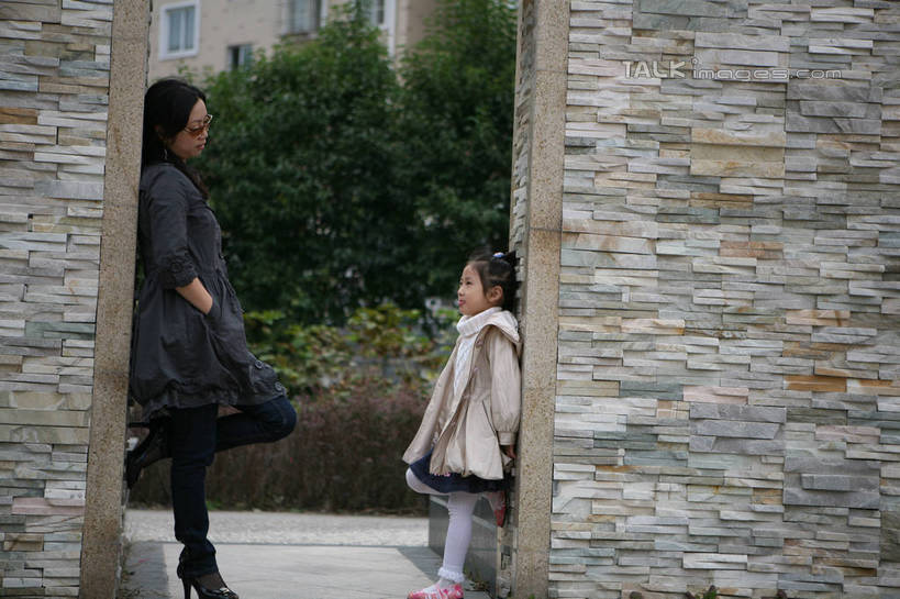 东方人,儿童,两个人,家庭,母亲,女儿,高楼大厦,站,笑,微笑,横图,室外,白天,侧面,纯洁,草地,草坪,植物,门,大厦,建筑,摩天大楼,亚洲,服装,墨镜,眼镜,墙,风衣,扭头,休闲装,黄种人,墙壁,墙面,草,树,树木,小孩,衣服,绿色,灰色,自然,太阳镜,太阳眼镜,门框,靠,靠着,倚靠,站着,转头,休闲,温暖,温馨,母女,一家人,休闲服,遮阳镜,可爱,母爱,童年,童趣,服饰,生长,成长,和睦,倚着,童真,烂漫,无邪,双手抄兜,双手放兜,天真,年轻女性,女孩,女人,女性,亚洲人,孩子,年轻人,屈膝,插兜,两手抄兜,两手放兜,手插兜,手放口袋,站立,半身,彩图,大楼,高层建筑,高楼,摩天楼,融洽,女生,手抄兜,hascy1